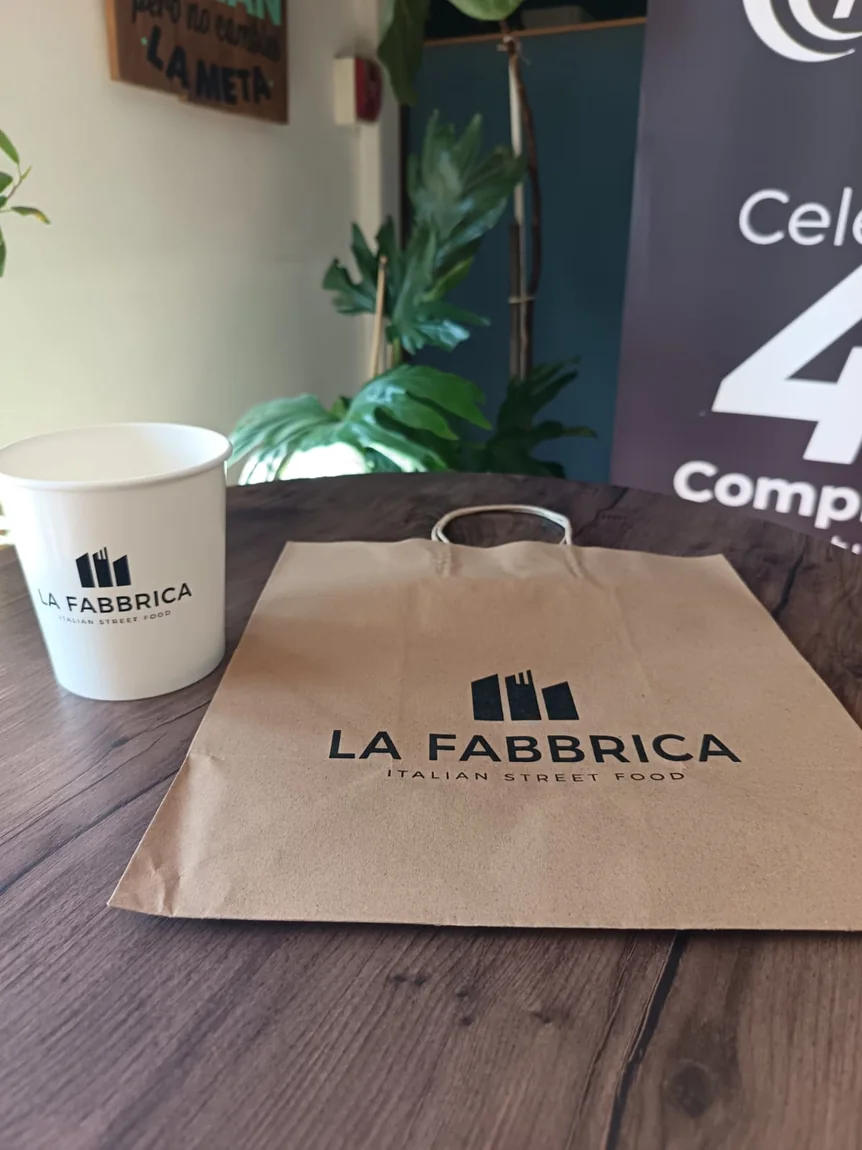 Fotografía real del pote y bolsa kraft de La Fabbrica con marca oficial